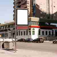 Foto gratuita palo con cartellone pubblicitario sulla strada della città