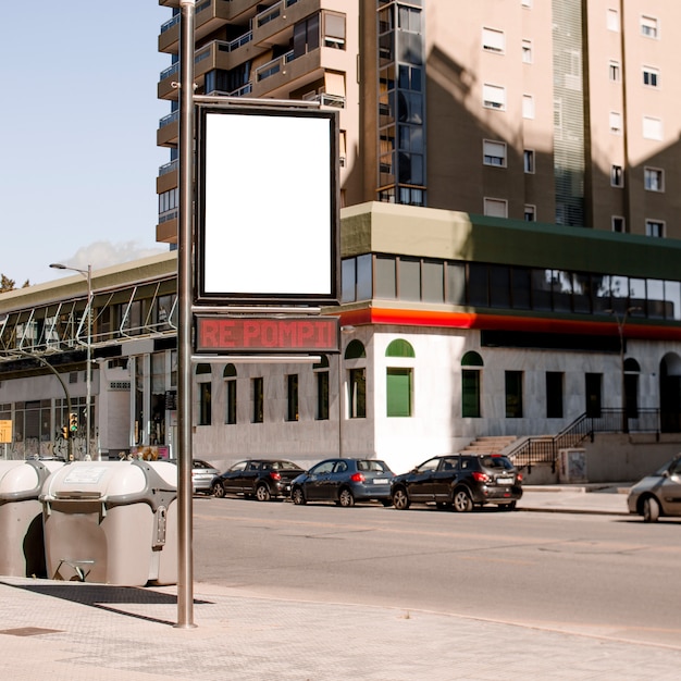 Столб с рекламным щитом на улице города
