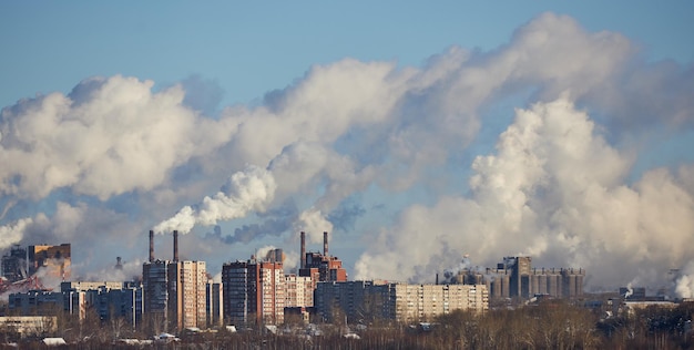 공장에 의한 대기 오염. 배기 가스. 환경 재해. 도시의 열악한 환경. 연기와 스모그. 환경으로의 유해한 배출 프리미엄 사진