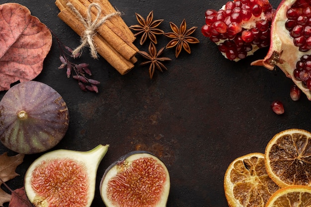 Free photo pomegranate autumn fruit and cinnamon