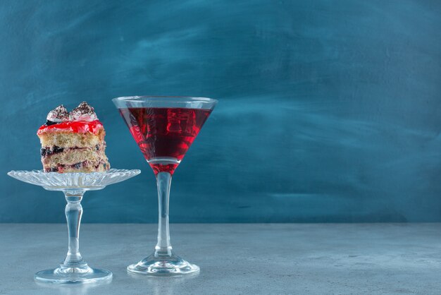 Pomegranate juice with a piece of cake. 