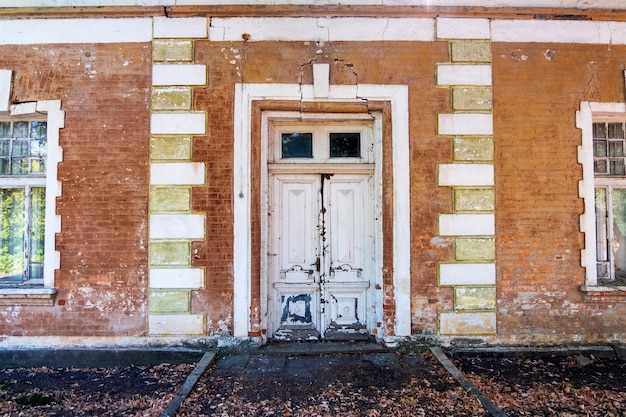 Free photo pommer mansion, entrance door of an old abandoned building with breaking facade