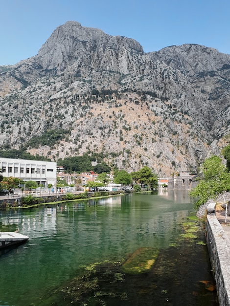 Foto gratuita stagno vicino alla torre di kampana a cattaro, montenegro