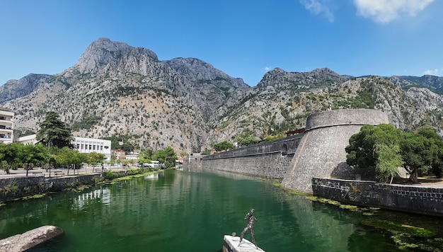 Foto gratuita stagno vicino alla torre di kampana a cattaro, montenegro