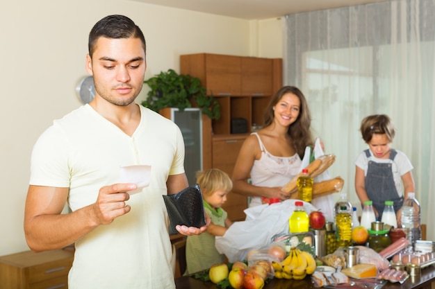 Povera famiglia con sacchi di cibo