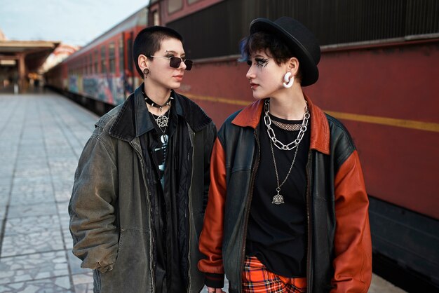 Поп-панк эстетический портрет женщин, позирующих у локомотива