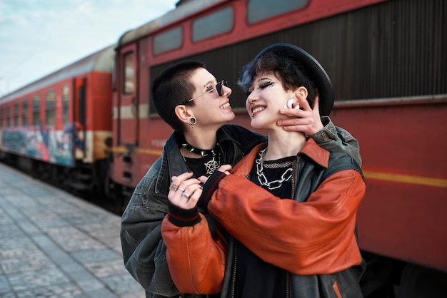 Поп-панк эстетический портрет женщин, позирующих у локомотива
