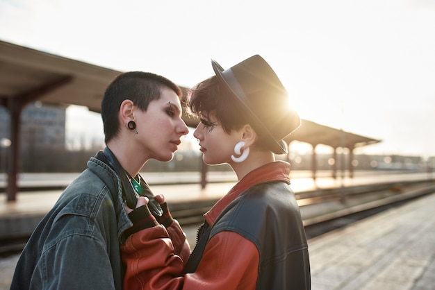 Foto gratuita ritratto estetico pop punk di donne in posa nella stazione ferroviaria