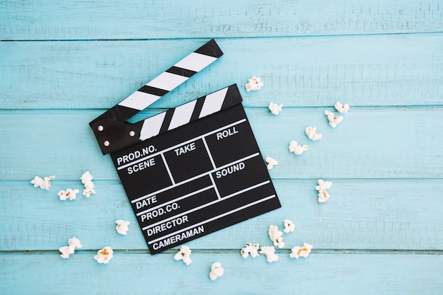 Free photo popcorn around clapperboard