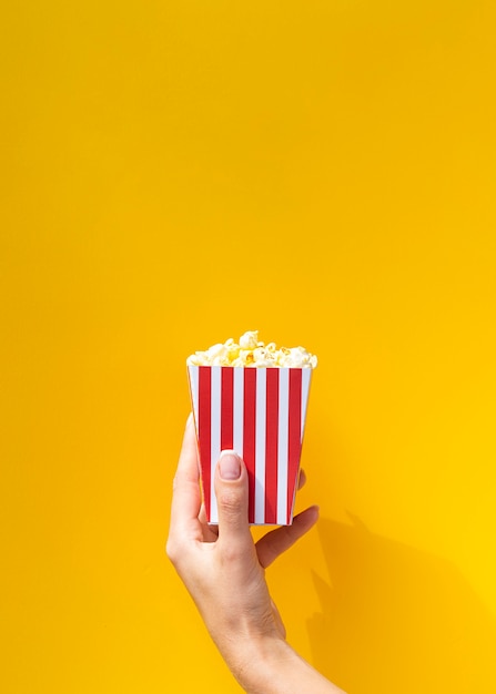 Contenitore di popcorn davanti a fondo arancio