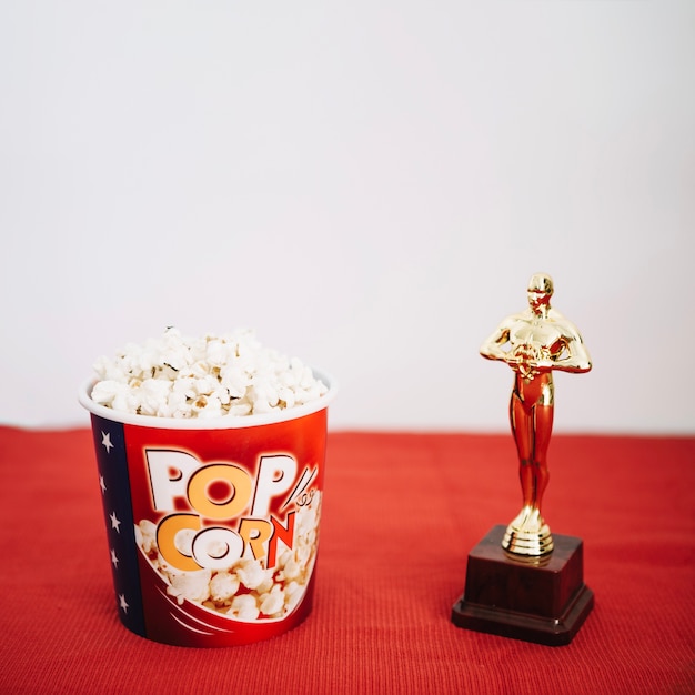 Free photo popcorn bucket and shiny oscar statuette