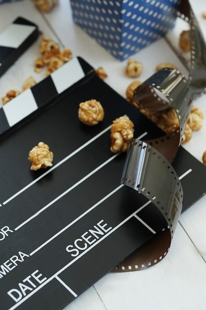 Foto gratuita popcorn in contenitore di carta