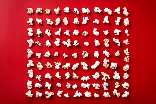 Foto gratuita modello di popcorn su sfondo rosso