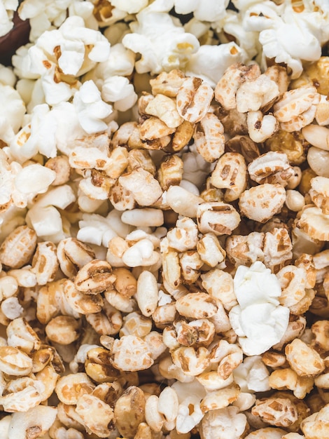 Foto gratuita popcorn con mais caramello e mais di grano