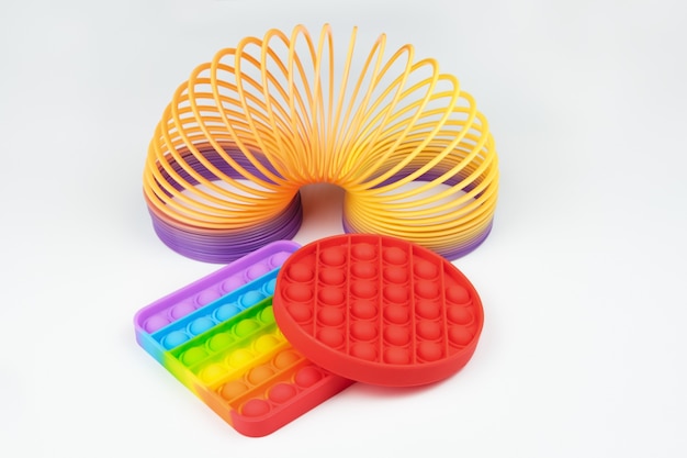 Популярная пластиковая обтягивающая игрушка rainbow square и red round fidget toys popit на белом фоне