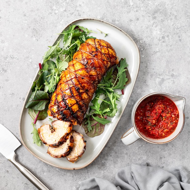 Foto gratuita porchetta un delizioso arrosto di maiale avvolto in un rotolo piatto tradizionale italiano per le vacanze