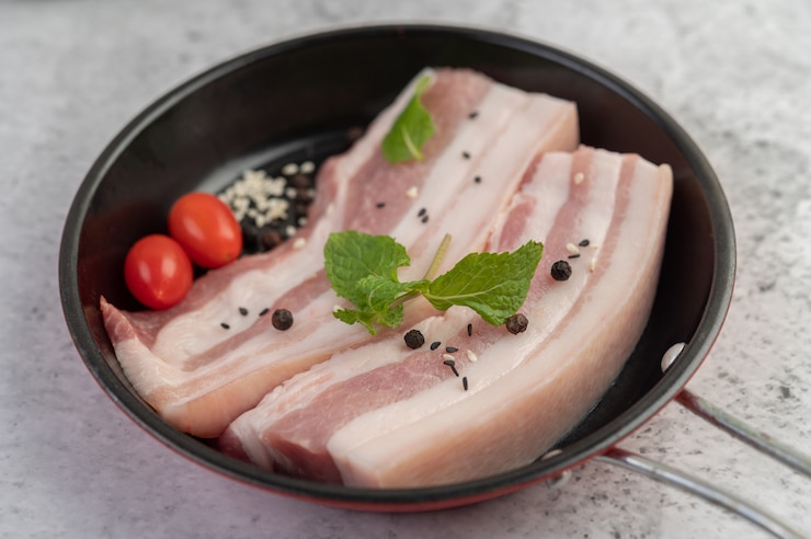 무료 Photo 고추 씨와 함께 냄비에 삼겹살 토마토와 향신료