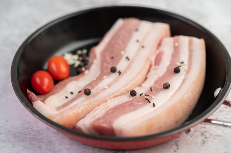 무료 Photo 고추 씨와 함께 냄비에 삼겹살 토마토와 향신료