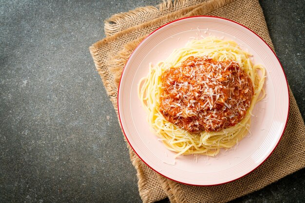 パルメザンチーズと豚ボロネーゼスパゲッティ-イタリア料理スタイル