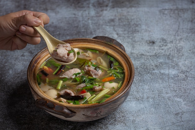 Foto gratuita ossa di maiale tom yum thai food, costolette di maiale tom yum decorate con ingredienti.