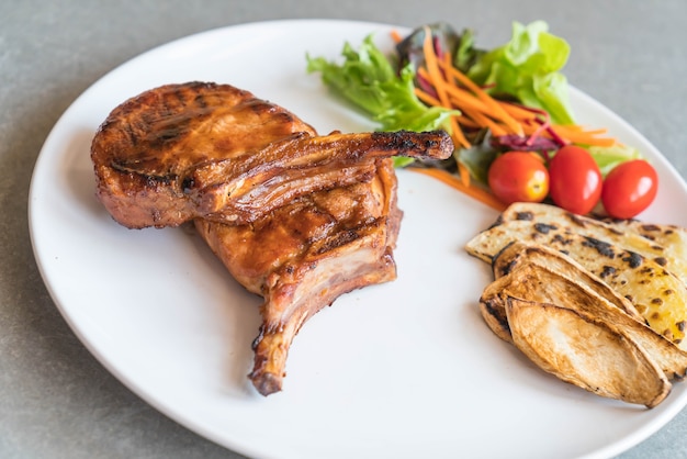 Foto gratuita bistecca di carne di maiale