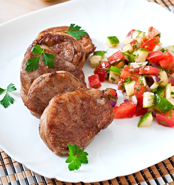 Free photo pork medallions with salsa