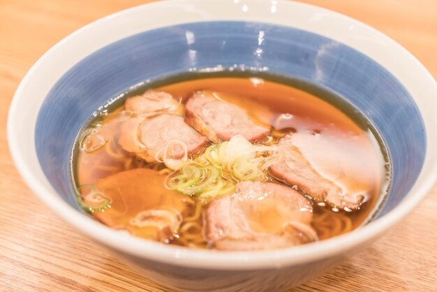 Foto gratuita carne di maiale noodle ramen