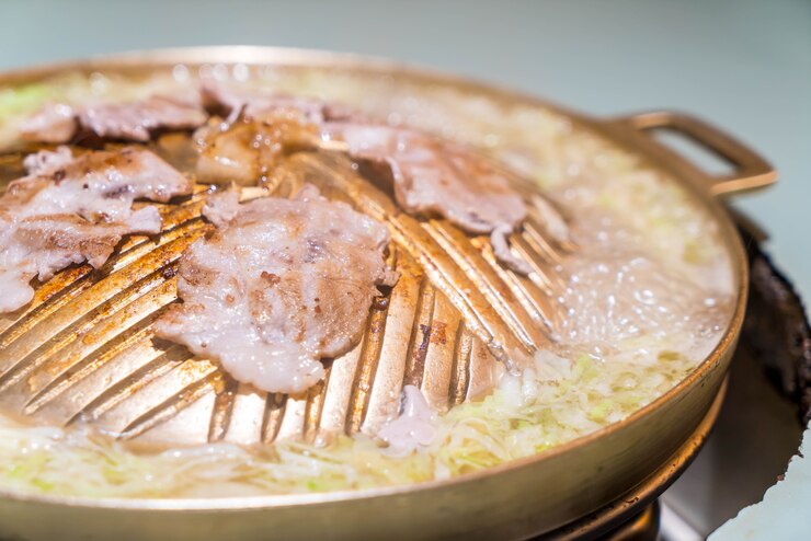 무료 Photo 뜨거운 팬에 돼지 고기 슬라이스 구이