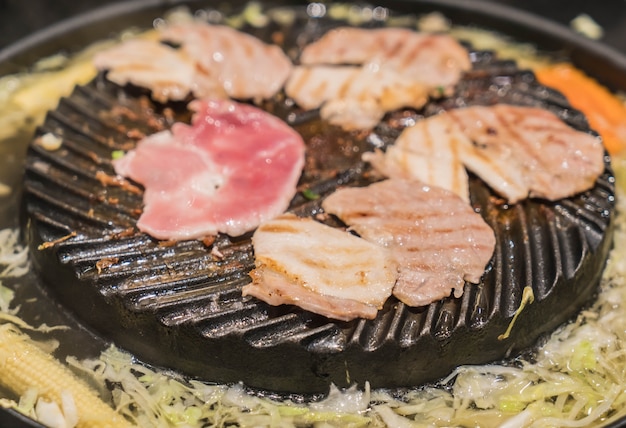 Foto gratuita grigliata affettata di maiale sulla padella