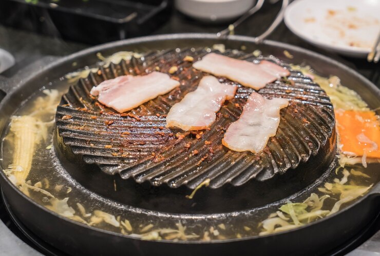 무료 Photo 팬에 돼지 고기 슬라이스 굽고