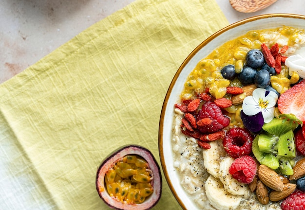 Foto gratuita porridge colazione super bowl stile di vita sano