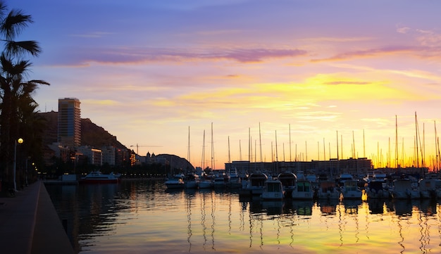 Порт и набережная на рассвете. Alicante