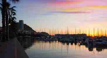 Foto gratuita porto con yacht e terrapieno in alba. alicante