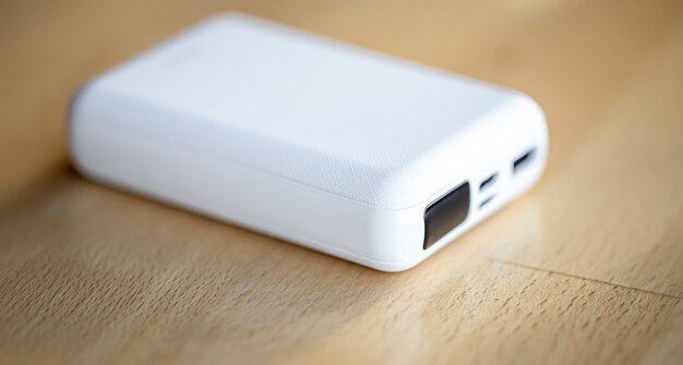 Портативный внешний аккумулятор для смартфона, маленький белый внешний аккумулятор, крупным планом.