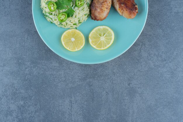 青いプレートに鶏の脚が付いたご飯の部分。