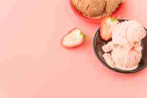 Free photo portion of yummy strawberry ice cream