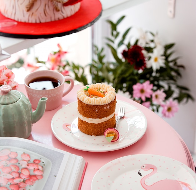 Free photo portioned carrot cake in cute setup