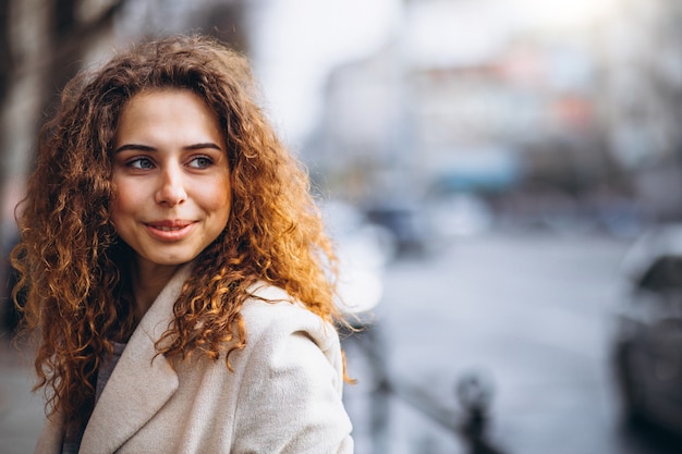 巻き毛のきれいな女性のポートレア