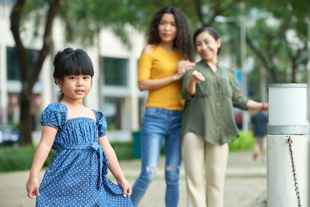 愛らしいアジアの少女の肖像画