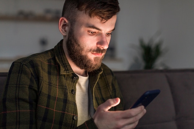 携帯電話を閲覧する大人の男性の肖像画