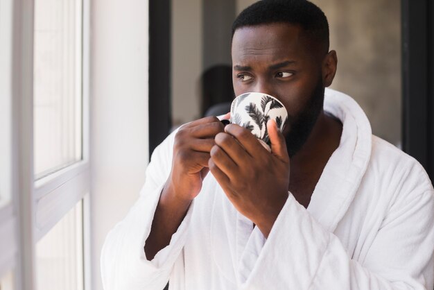 一杯のコーヒーを楽しむ大人の男性の肖像画