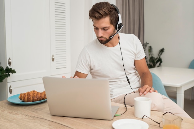 自宅で仕事を楽しんでいる成人男性の肖像画