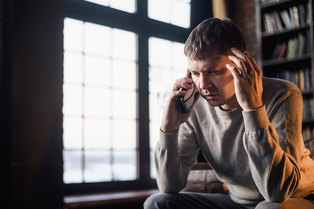 Foto gratuita ritratto del maschio adulto che parla sul telefono