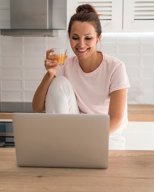 Foto gratuita ritratto di donna adulta godendo di lavorare a casa