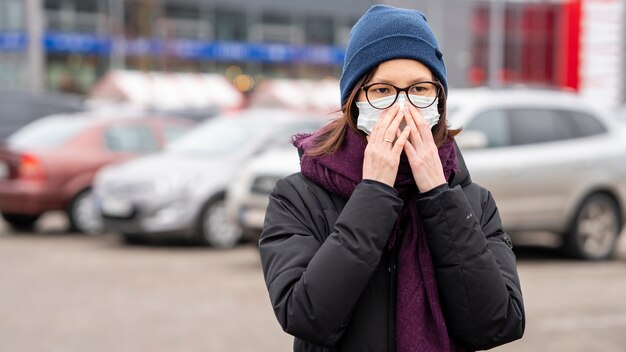 サージカルマスクを屋外身に着けている大人の女性の肖像画