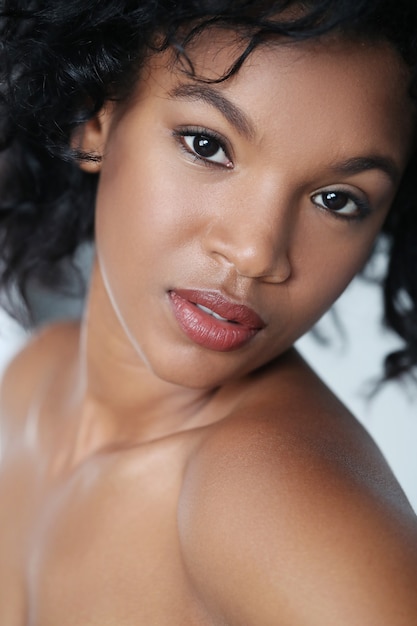 Портрет афро-американской красивой молодой женщины