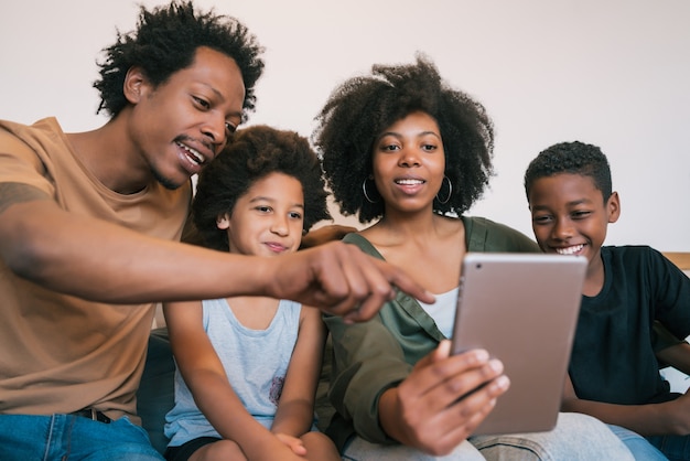 집에서 디지털 태블릿과 함께 selfie를 복용하는 아프리카 계 미국인 가족의 초상화. 가족 및 라이프 스타일 개념.