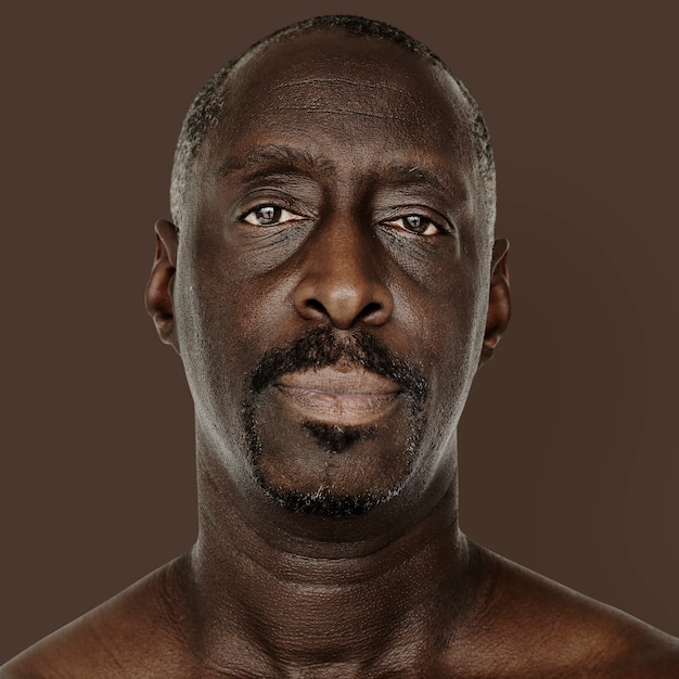 Foto gratuita ritratto di un uomo afroamericano isolato