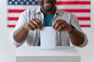 Foto gratuita ritratto di uomo afroamericano il giorno della registrazione degli elettori