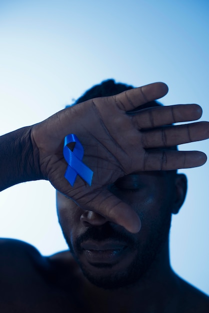 Foto gratuita ritratto di uomo afroamericano con nastro azzurro